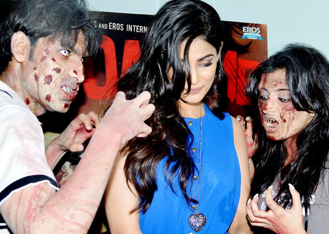 फिल्‍म 'गो गोवा गॉन' का प्रमोशन करते सितारे