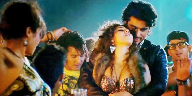 'औरंगजेब' में साशा आगा का हॉट अवतार | बिकनी बॉडी