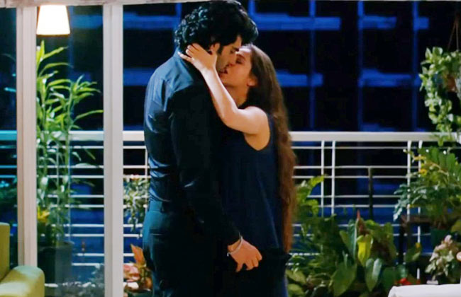 'औरंगजेब' में साशा आगा का हॉट अवतार | बिकनी बॉडी