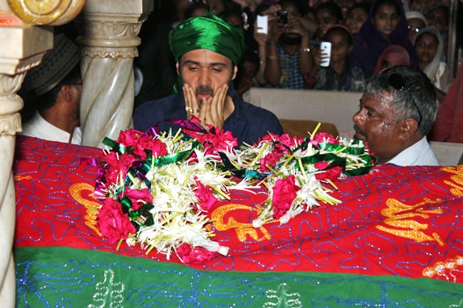 हाजी अली दरगाह पहुंचे इमरान हाशमी | 'सीरियल किसर'