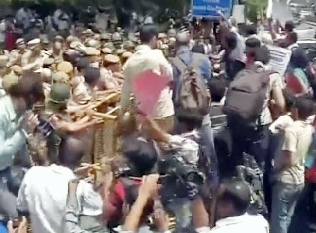 'गुड़िया' से दरिंदगी पर फूटा लोगों का गुस्‍सा...