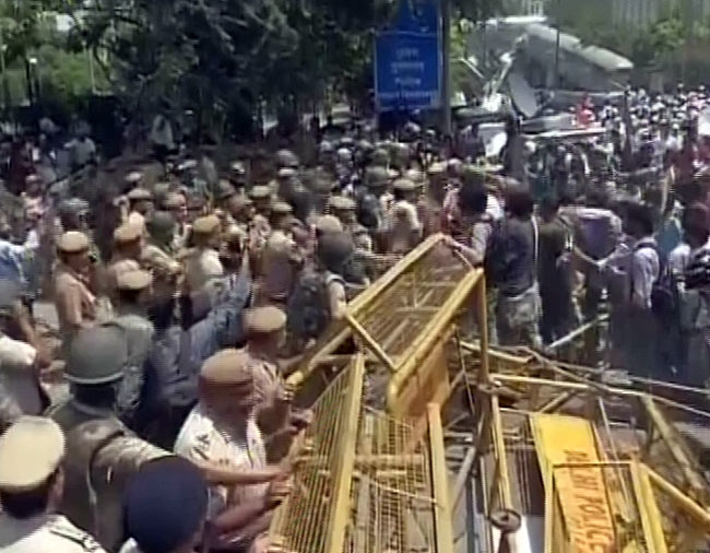 'गुड़िया' से दरिंदगी पर फूटा लोगों का गुस्‍सा...