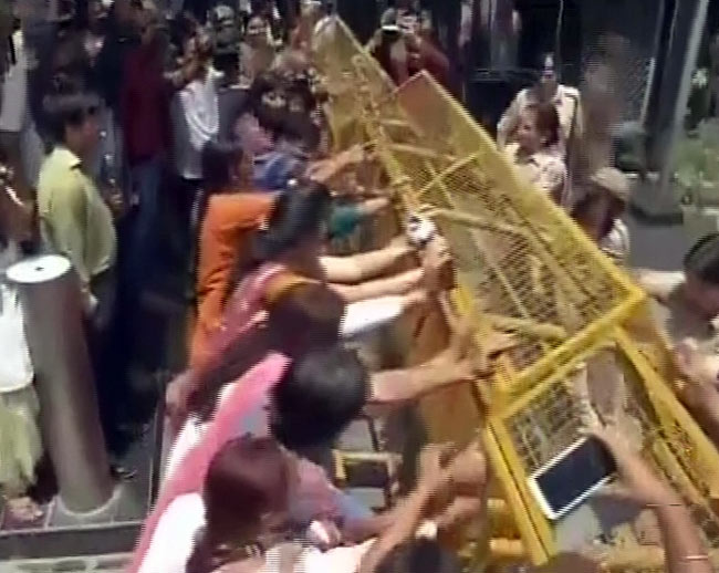 'गुड़िया' से दरिंदगी पर फूटा लोगों का गुस्‍सा...