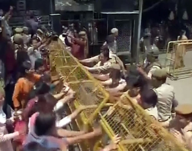 'गुड़िया' से दरिंदगी पर फूटा लोगों का गुस्‍सा...