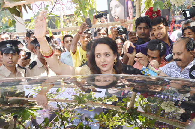 हेमा मालिनी ने किया मालाबार गोल्‍ड शोरूम का उद्घाटन