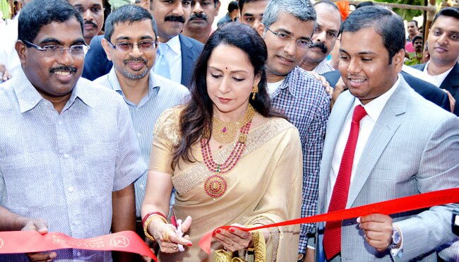 हेमा मालिनी ने किया मालाबार गोल्‍ड शोरूम का उद्घाटन
