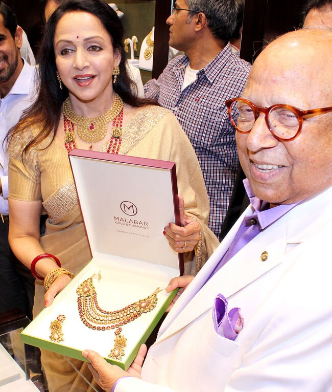 हेमा मालिनी ने किया मालाबार गोल्‍ड शोरूम का उद्घाटन