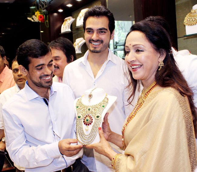 हेमा मालिनी ने किया मालाबार गोल्‍ड शोरूम का उद्घाटन