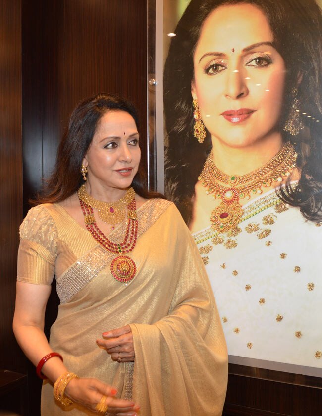 हेमा मालिनी ने किया मालाबार गोल्‍ड शोरूम का उद्घाटन