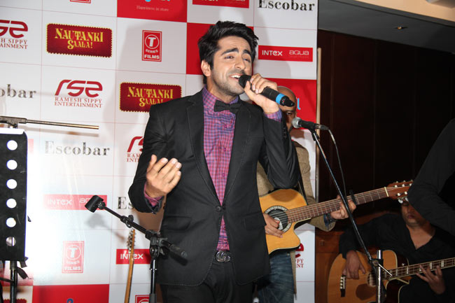 आयुष्‍मान खुराना का लाइव परफॉर्मेंस | 'नौटंकी साला' का फर्स्‍ट लुक