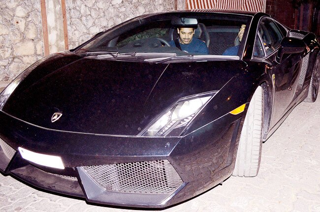 जॉन की नई स्‍पोर्ट्स कार में घूमे करण जौहर |   जो दीवाना बना दे...