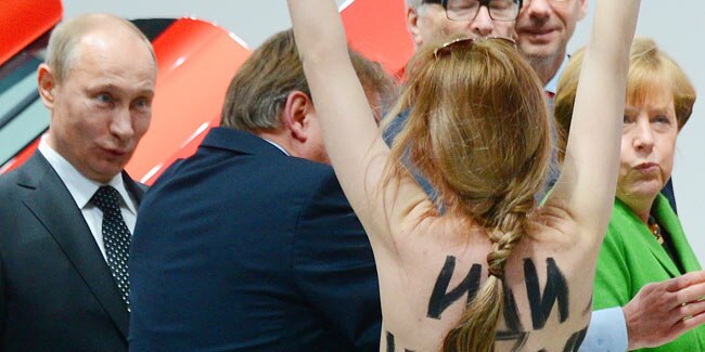 ...जब टी-शर्ट उतारकर पु‍तिन के पास पहुंची महिला | टॉपलेस जवाब