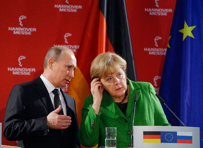 ...जब टी-शर्ट उतारकर पु‍तिन के पास पहुंची महिला | टॉपलेस जवाब