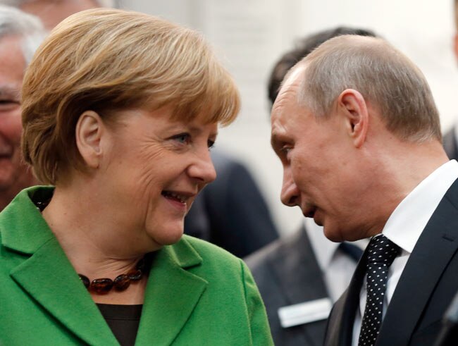 ...जब टी-शर्ट उतारकर पु‍तिन के पास पहुंची महिला | टॉपलेस जवाब