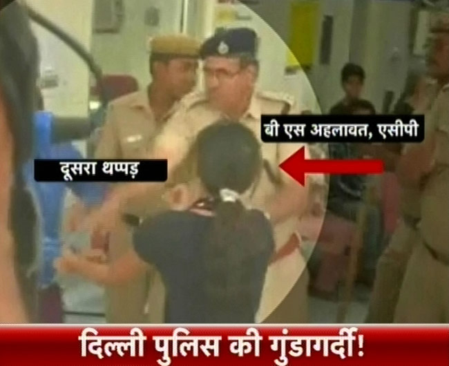 तस्वीरों में: पुलिस ने दिखाया लड़की पर 'जोर' | वीडियो