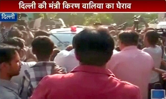 तस्वीरों में: पुलिस ने दिखाया लड़की पर 'जोर' | वीडियो