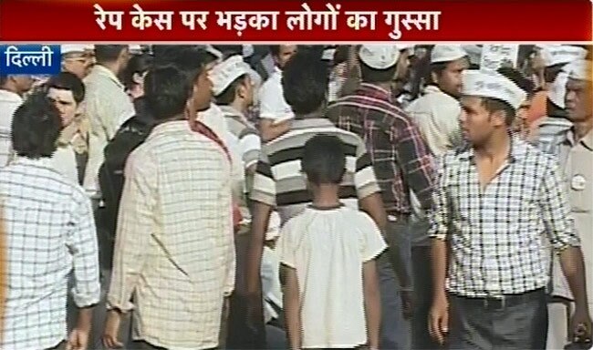 तस्वीरों में: पुलिस ने दिखाया लड़की पर 'जोर' | वीडियो