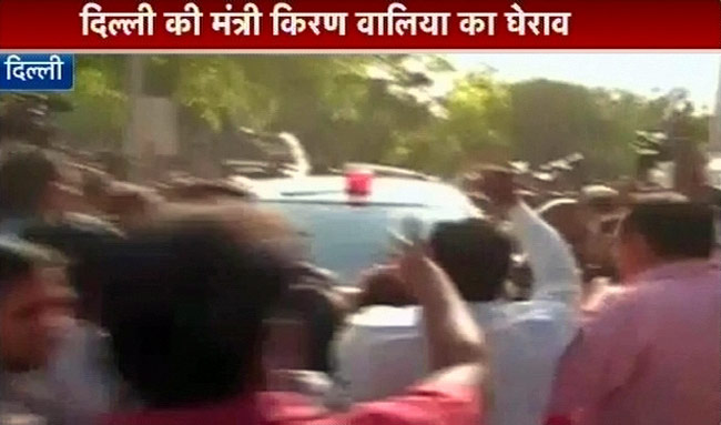 तस्वीरों में: पुलिस ने दिखाया लड़की पर 'जोर' | वीडियो