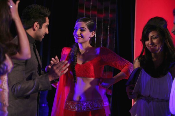 लंहगा-चोली में खूबसूरत सोनम | सेक्‍सी सोनम