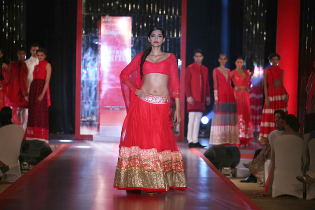 लंहगा-चोली में खूबसूरत सोनम | सेक्‍सी सोनम