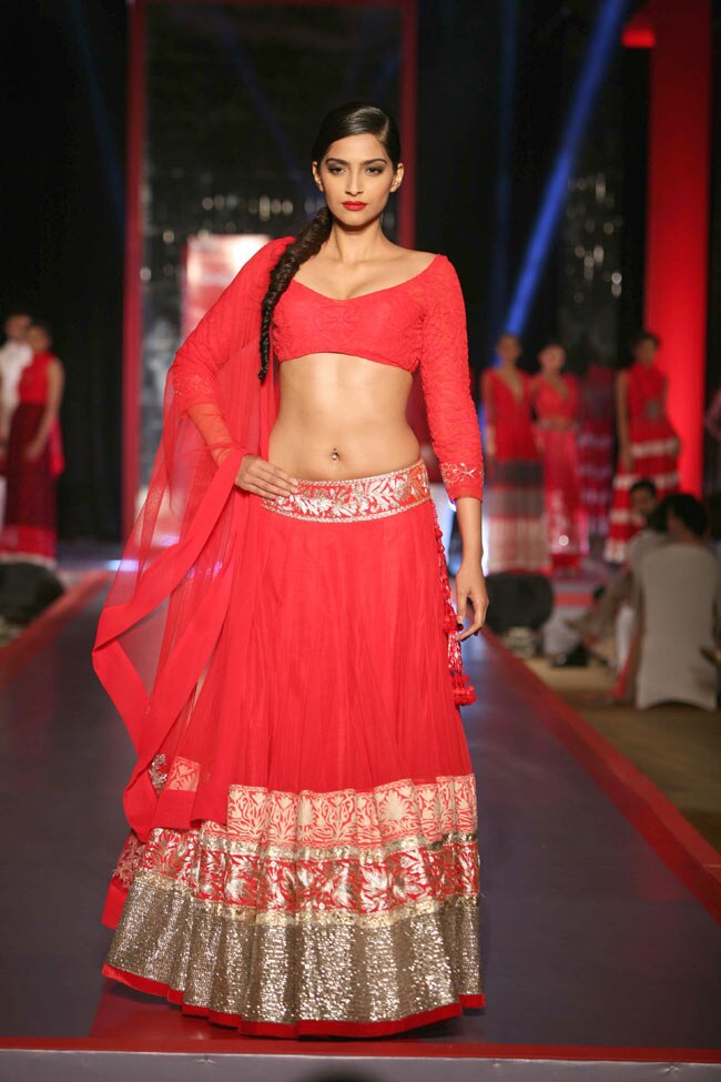 लंहगा-चोली में खूबसूरत सोनम | सेक्‍सी सोनम