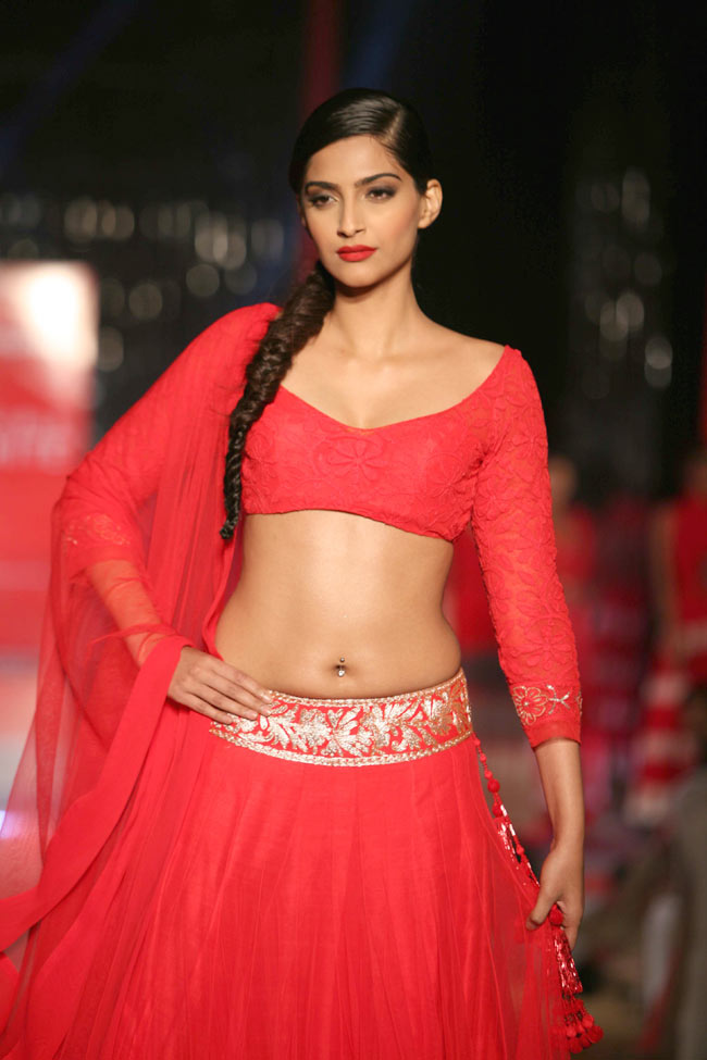 लंहगा-चोली में खूबसूरत सोनम | सेक्‍सी सोनम