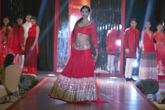 लंहगा-चोली में खूबसूरत सोनम | सेक्‍सी सोनम