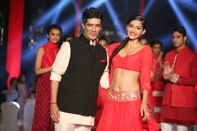 लंहगा-चोली में खूबसूरत सोनम | सेक्‍सी सोनम