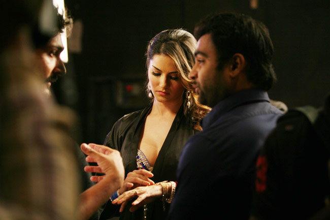 XXX ड्रिंक के विज्ञापन में दिखेंगी हॉट सनी लियान