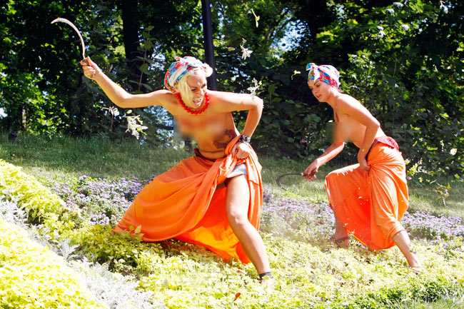 अधिकारों के लिए यूरोप की सड़कों पर Topless होती महिलाएं | टॉपलेस जवाब