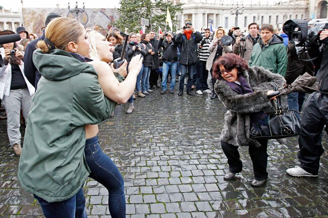 अधिकारों के लिए यूरोप की सड़कों पर Topless होती महिलाएं | टॉपलेस जवाब
