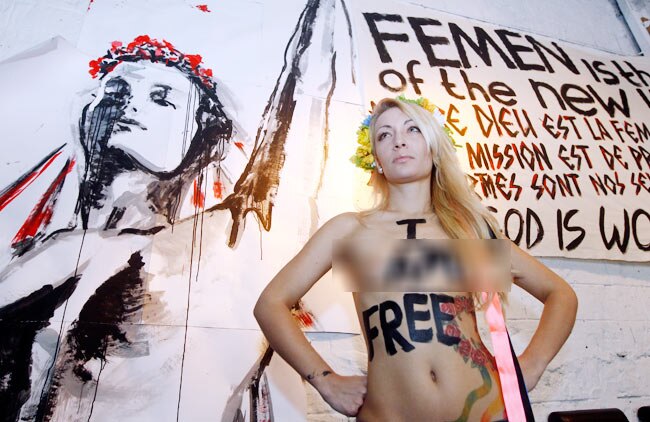 अधिकारों के लिए यूरोप की सड़कों पर Topless होती महिलाएं | टॉपलेस जवाब