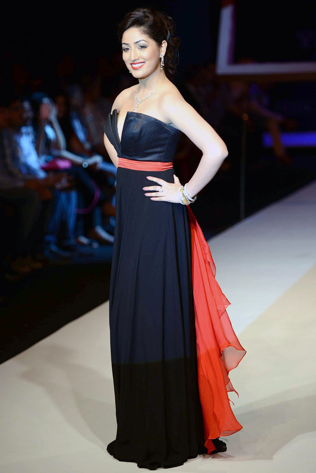 इंडिया इंटरनेशनल ज्वेलरी वीकः रैंप पर बिखरी खूबसूरती