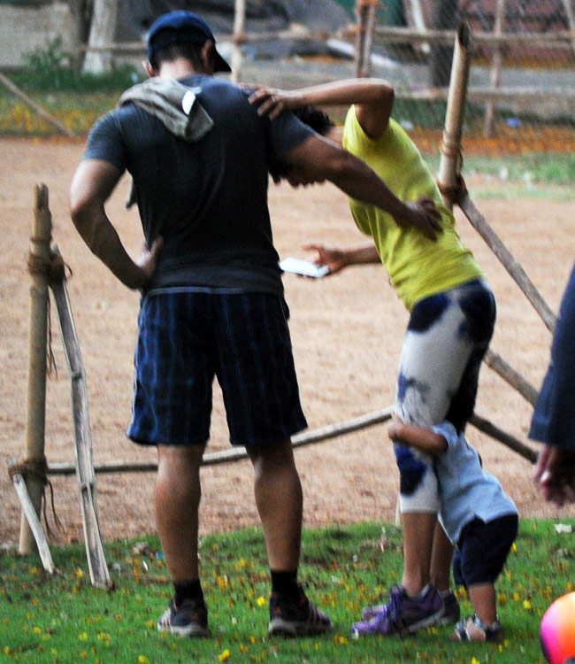 ...जब पूरे परिवार के साथ फुटबॉल खेलने निकले आमिर | आमिर खान