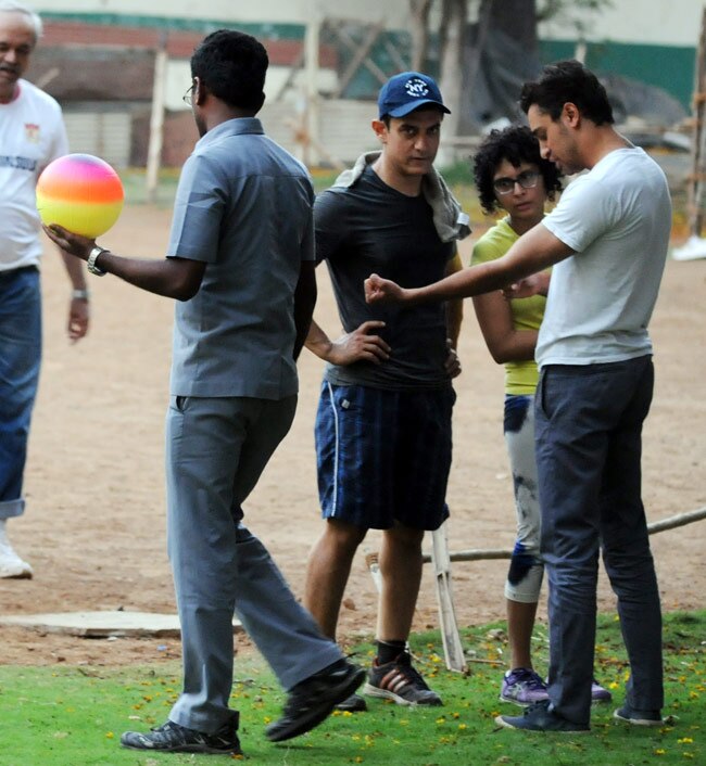 ...जब पूरे परिवार के साथ फुटबॉल खेलने निकले आमिर | आमिर खान