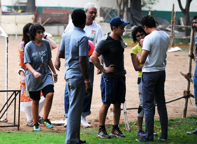 ...जब पूरे परिवार के साथ फुटबॉल खेलने निकले आमिर | आमिर खान