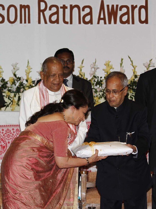 असम अवॉर्ड से सम्‍मानित हुईं शर्मिला टैगोर