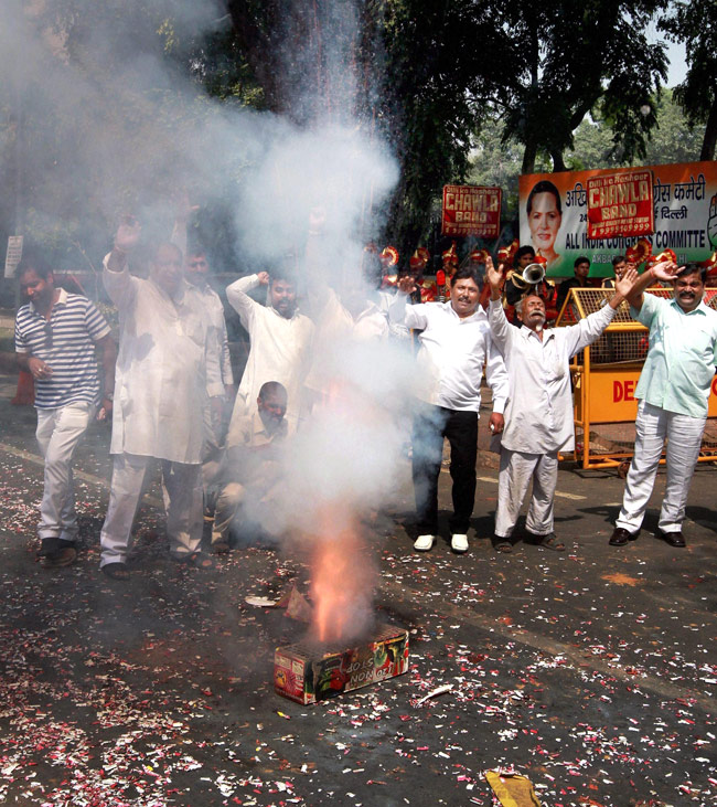 कांग्रेस का हुआ कर्नाटक, जश्‍न में कार्यकर्ता