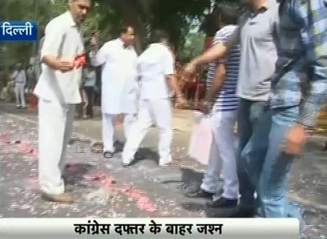 कांग्रेस का हुआ कर्नाटक, जश्‍न में कार्यकर्ता