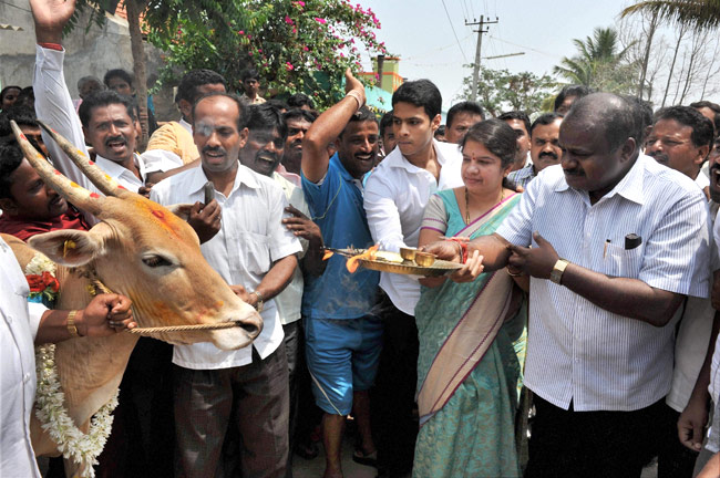 कांग्रेस का हुआ कर्नाटक, जश्‍न में कार्यकर्ता