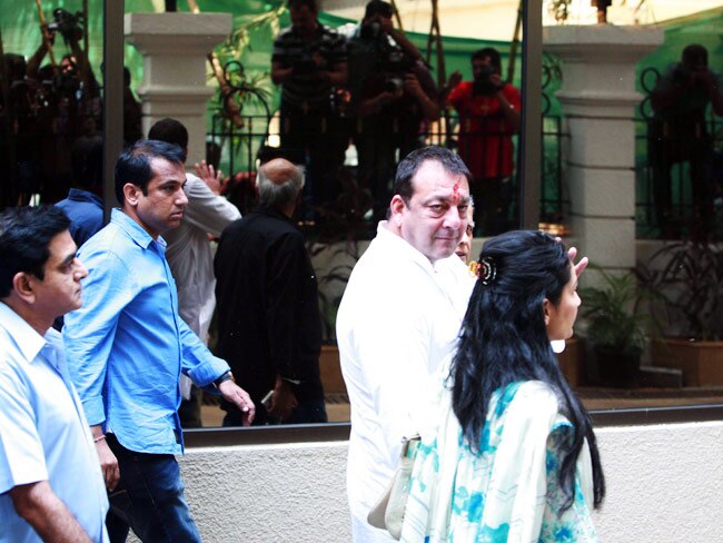 संजय दत्त ने किया सरेंडर, 42 महीने जेल में काटेंगे