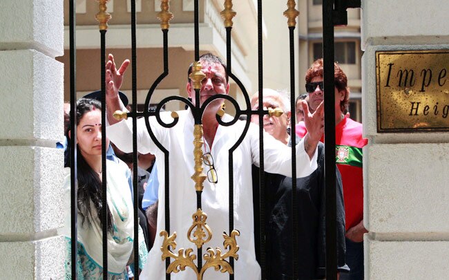 संजय दत्त ने किया सरेंडर, 42 महीने जेल में काटेंगे