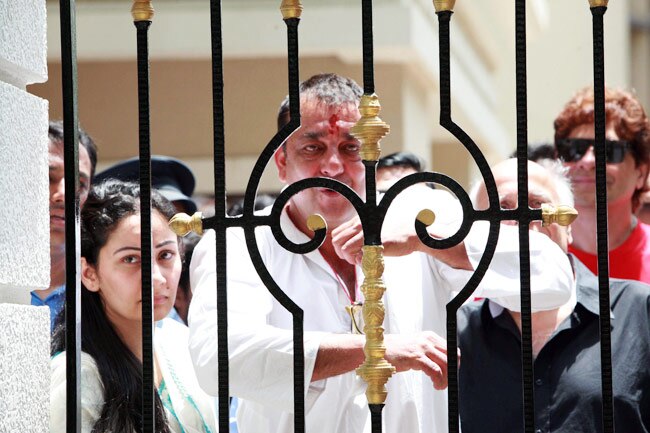 संजय दत्त ने किया सरेंडर, 42 महीने जेल में काटेंगे