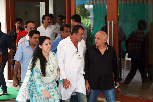 संजय दत्त ने किया सरेंडर, 42 महीने जेल में काटेंगे