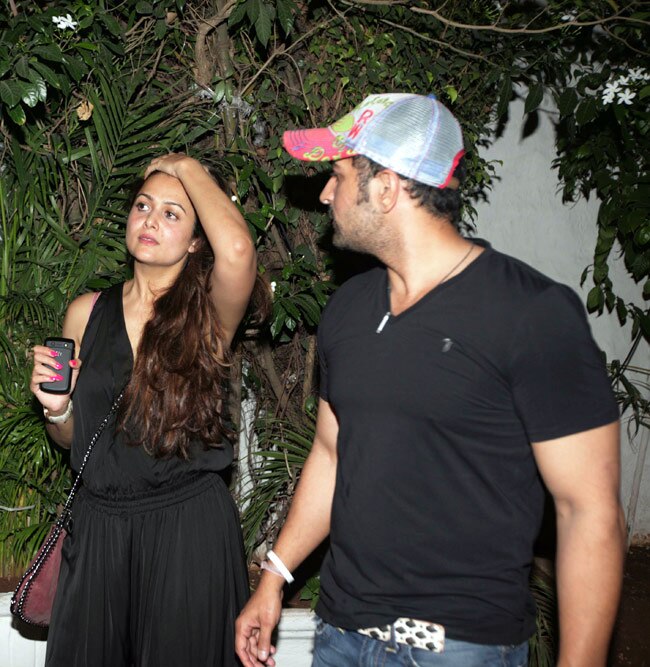 मुंबई के ऑलिव में पार्टी का मजा लेते बॉलीवुड सितारे...