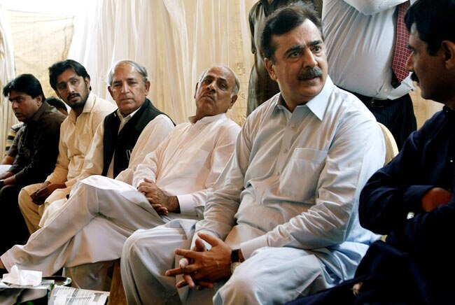 बंदूकों के साये में पाकिस्तान में मतदान | पढ़ें