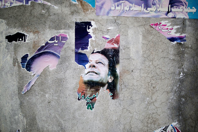 बंदूकों के साये में पाकिस्तान में मतदान | पढ़ें