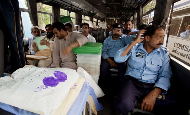 बंदूकों के साये में पाकिस्तान में मतदान | पढ़ें