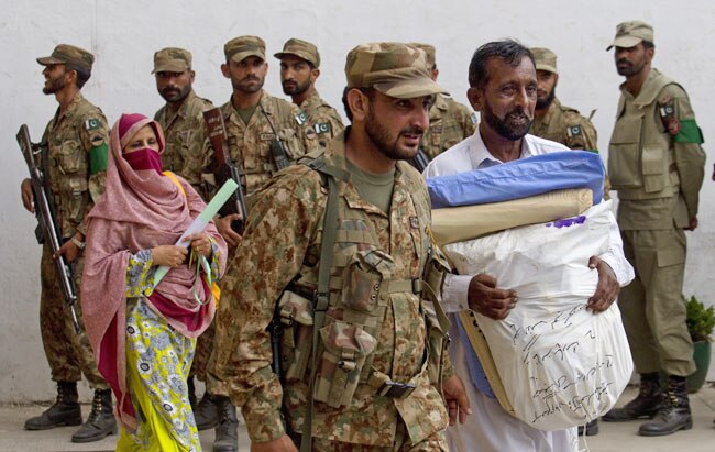 बंदूकों के साये में पाकिस्तान में मतदान | पढ़ें