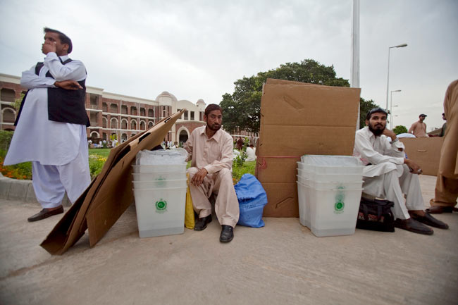 बंदूकों के साये में पाकिस्तान में मतदान | पढ़ें